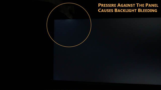 As regiões claras na parte inferior da tela na imagem são o IPS Glow, enquanto a área demarcada, bastante visível na borda, é o backlight bleed (Imagem: Lim's Cave)