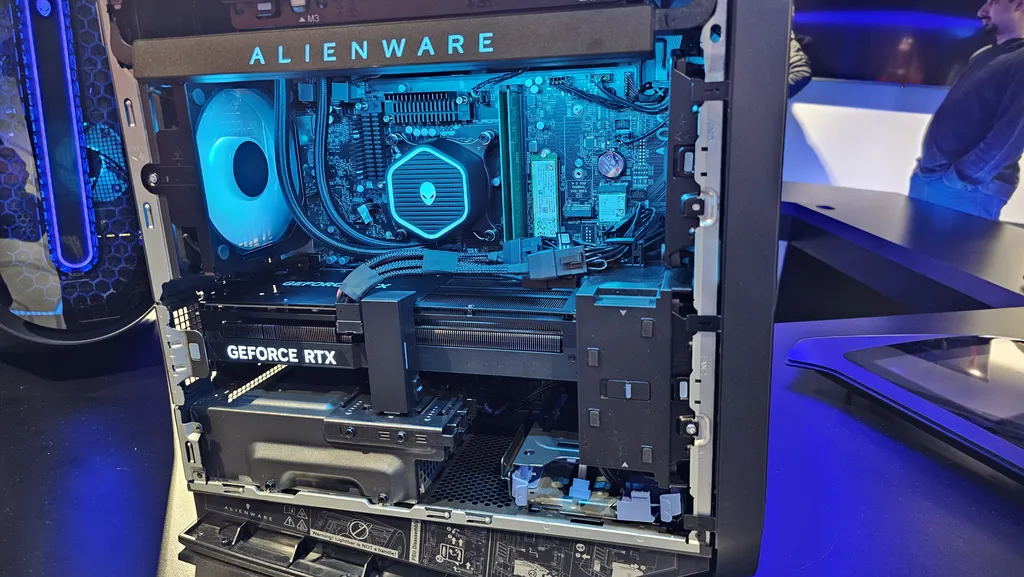 A Alienware afirmou que facilitou o acesso ao interior da máquina para limpeza e upgrade de peças como RAM e armazenamento (Imagem: Renan da Silva Dores/Canaltech)