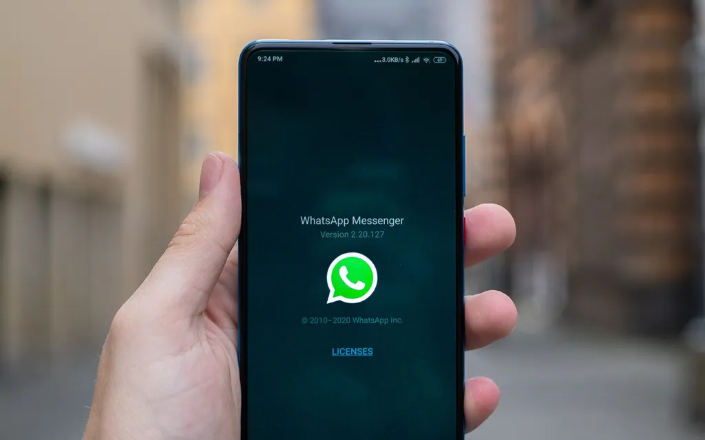Como tirar o zoom da câmera do WhatsApp: problema pode persistir mesmo após atualização (Imagem: Mika Baumeister/Unsplash)