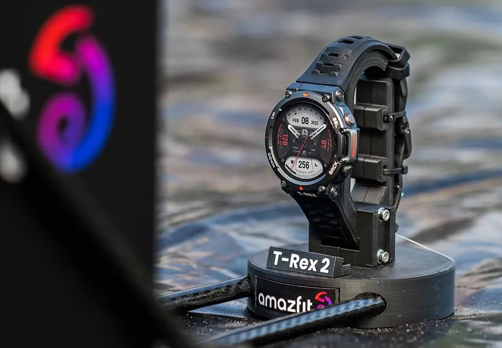 O smartwatch Amazfit T-Rex 2 oferece bateria de até 24 dias com apenas uma carga (Imagem: Divulgação/Amazfit)