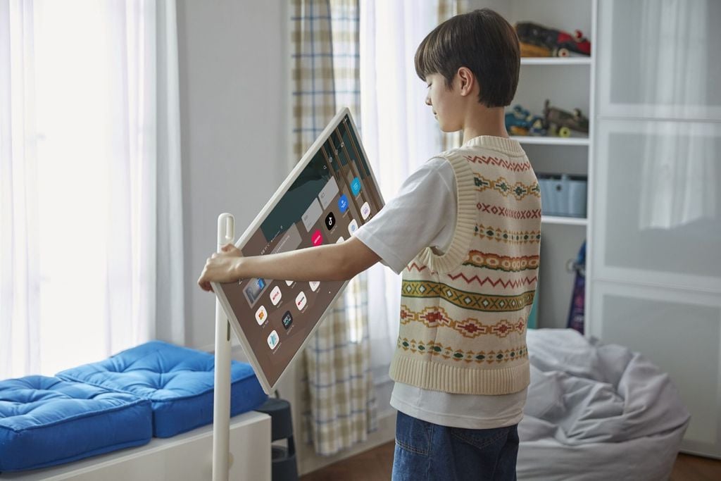 Com ajustes de rotação, inclinação e altura, a LG StanbyME busca ser a "TV pessoal" dos usuários para relaxar, estudar, praticar atividades e mais (Imagem: LG)