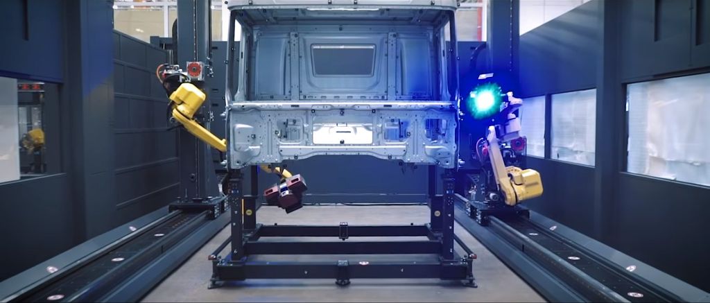 Nova fábrica da Scania no Brasil possui 75 robôs que se comunicam em tempo integral entre si e com a matriz da marca, na Suécia. (Imagem: reprodução/Scania).