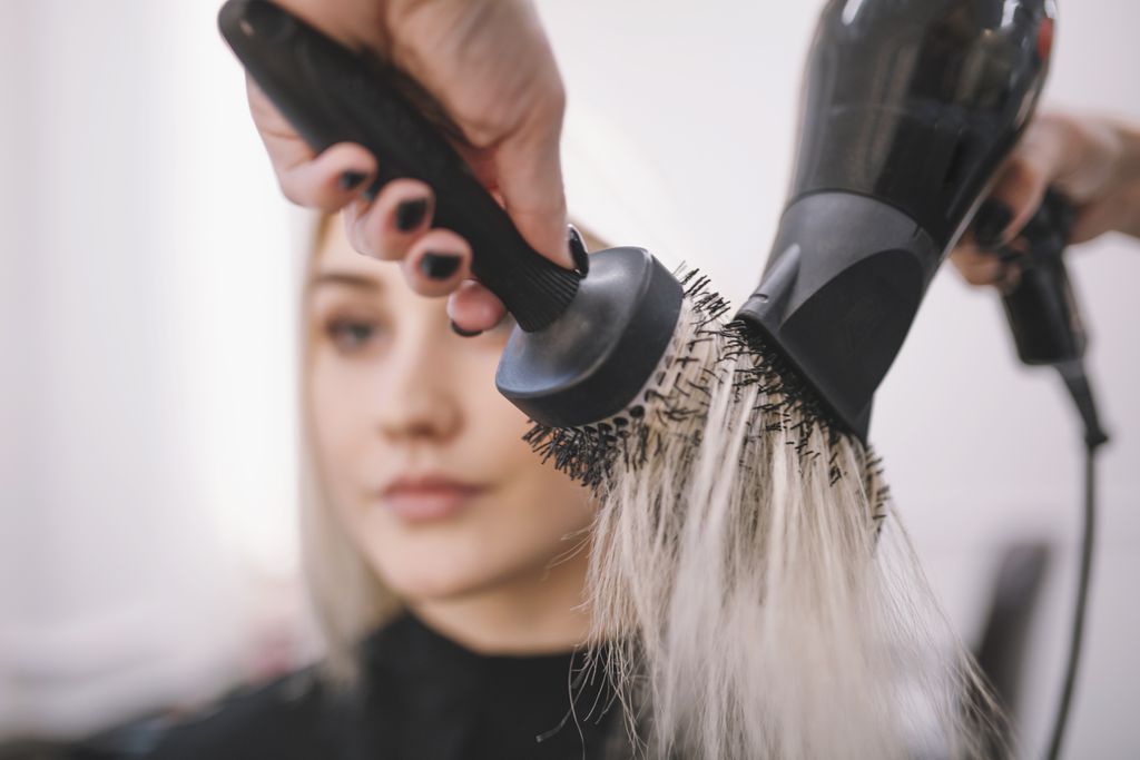 Produto de cabelo sob calor do secador produz poluição equivalente a do trânsito (Imagem: Freepik) Produto de cabelo sob calor do secador produz poluição equivalente a do trânsito (Imagem: Freepik)