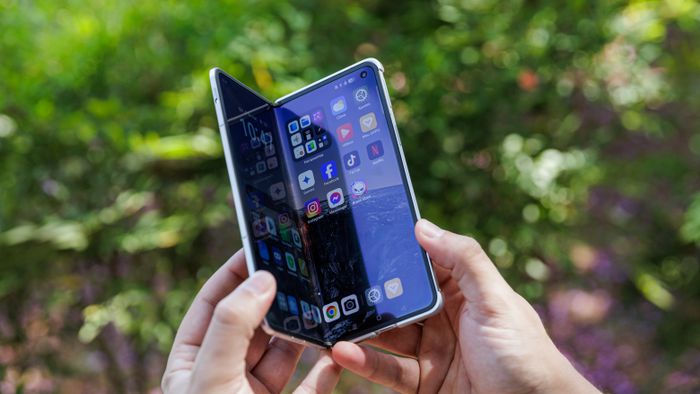 Chinesa usa lasers para eliminar vinco da tela de novo celular dobrável