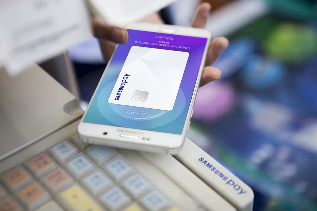 Pagamento por aproximação do celular via Samsung Pay (Foto: Samsung/Divulgação)