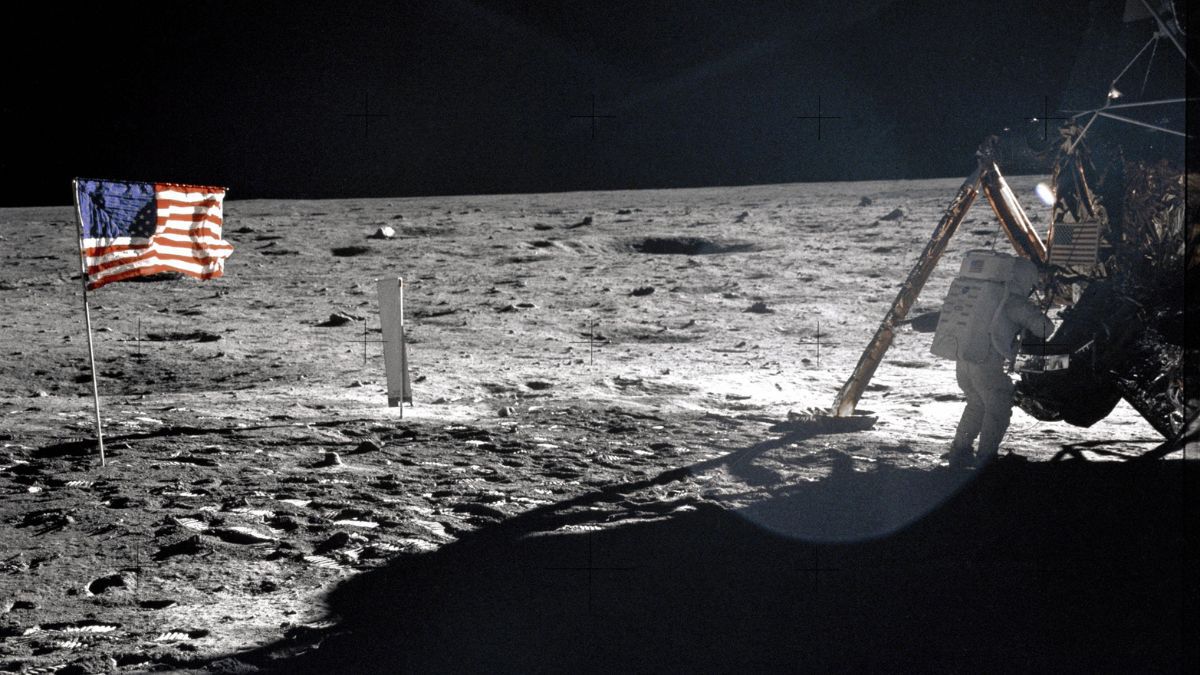 Por que a bandeira americana tremulou na Lua se não existe vento no satélite?