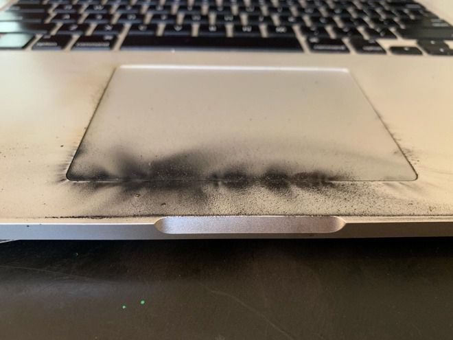 Os líquidos corrosivos da bateria se espalharam por todo o notebook, queimando também o trackpad (Imagem: Steven Gagne)
