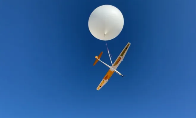 Protótipo do planador durante um teste de voo com balão (Imagem: Reprodução/University of Arizona)