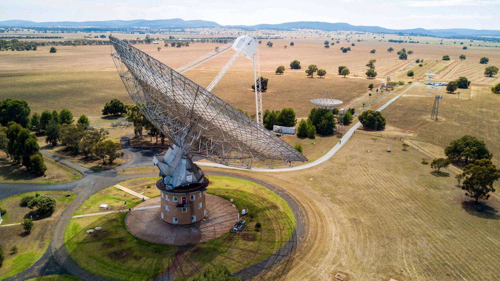 Radiotelescópio Parkes, usado na detecção do sinal de rádio (Imagem: Reprodução/Red Empire Media/CSIRO)