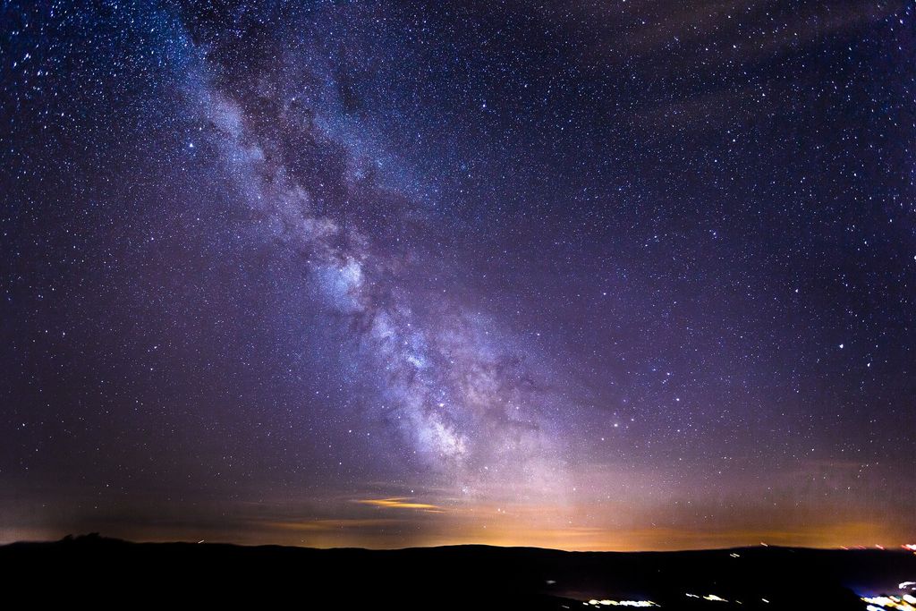A Via Láctea é o nosso lar cósmico, e podemos ver porções importantes de suas estrelas, como o centro galático e seus subúrbios (Imagem: Domínio Público)