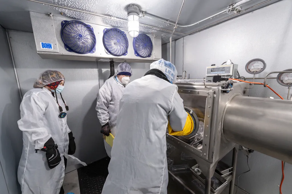 As amostras congeladas sendo processadas em uma sala freezer mantida a uma temperatura de 20 °C negativos (Imagem: Reprodução/NASA/Robert Markowitz)
