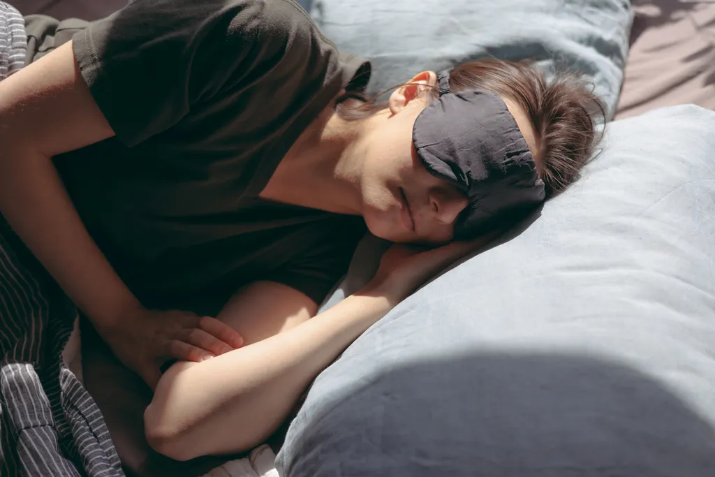 Nos Estados Unidos, 1 a cada 3 pessoas não dorme a quantidade suficiente para o descanso corporal, tendo risco aumentado de doenças (Imagem: Myjuly/Envato)