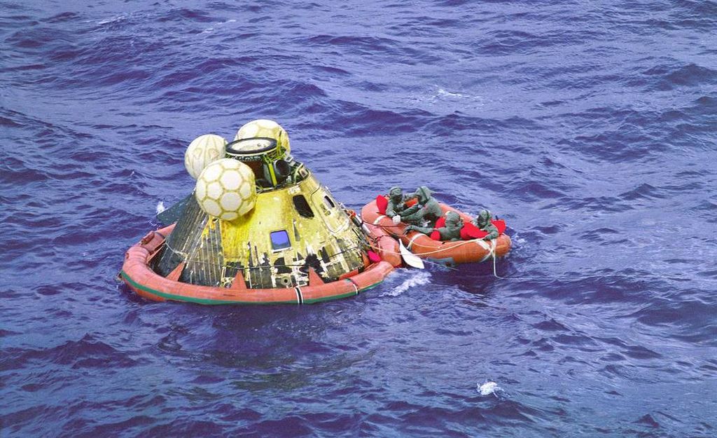 No dia 24 de julho de 1969, Armstrong, Aldrin e Collins pousam tranquilamente no Oceano Pacífico. (Foto: reprodução/NASA).