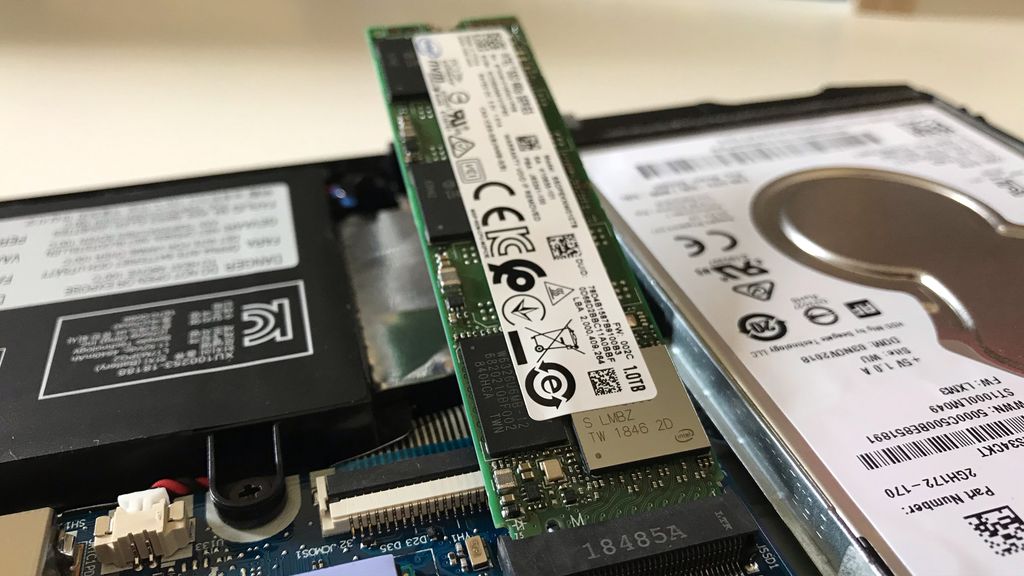 Formato do Intel SSD 660p se assemelha ao de um pente de memória; sua instalação é muito simples, bastando espetá-lo à placa mãe