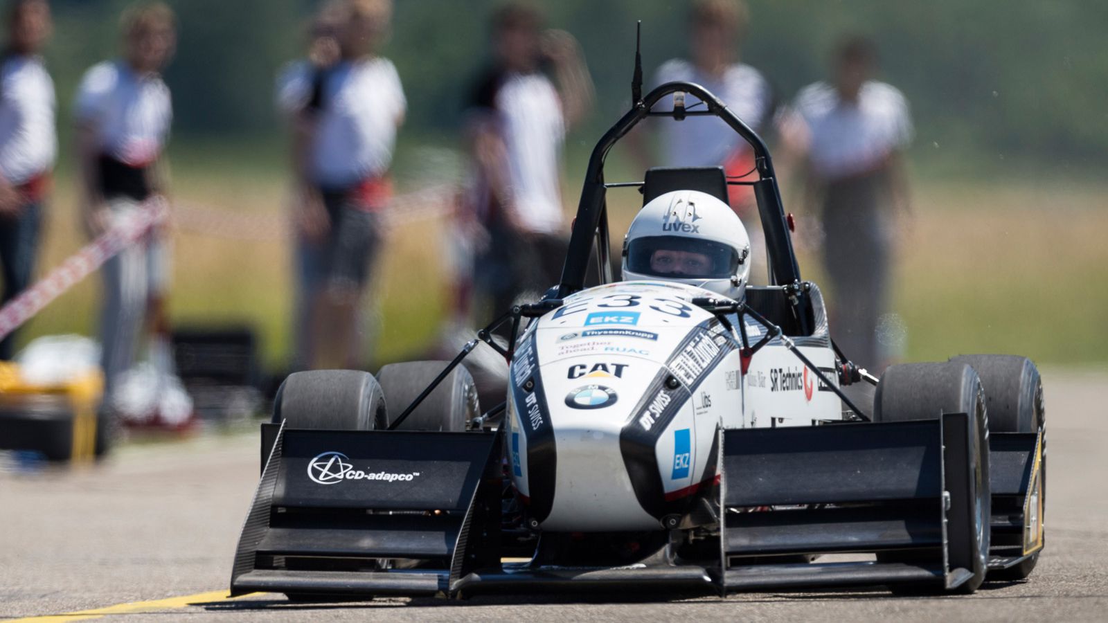 Carro de corrida elétrico bate recorde mundial de velocidade
