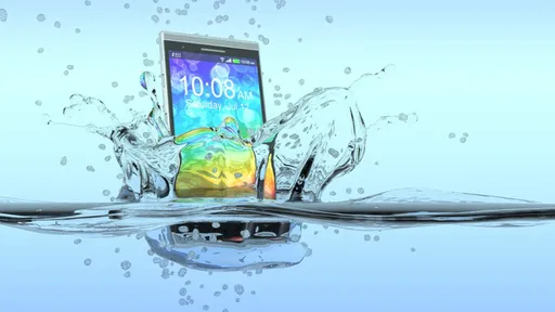 O que fazer quando o celular ou notebook cai na água?