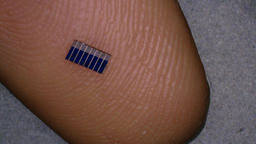 Cientistas criam tecido com células que carregam smartphones com energia solar