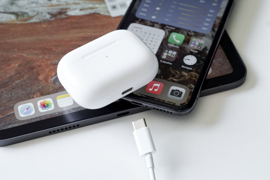 Além da linha iPhone 15, a Apple pode anunciar um novo AirPods em setembro, adotando porta USB-C (Imagem: Victor Carvalho/Canaltech)