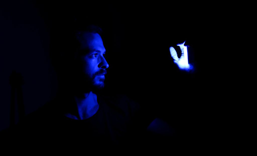 Estratégias para filtrar a luz azul melhoram a visão do usuário (Imagem: Jandré van der Walt/Unsplash)