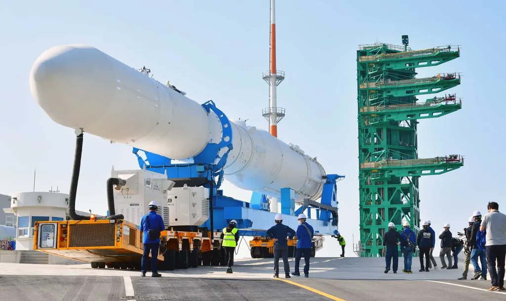 O foguete Nuri tem 46 metros de comprimento dedicado a entregar cargas a uma órbita de 598 km a 799 km de altitude (Imagem: Reprodução/KARI)