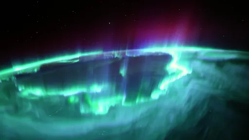 Explosão solar "canibal" gerou auroras incríveis que foram fotografadas na ISS