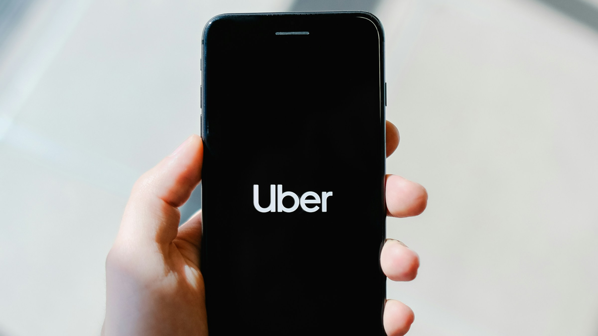 Carro autônomo faz mais viagens que 99% dos motoristas, afirma CEO da Uber