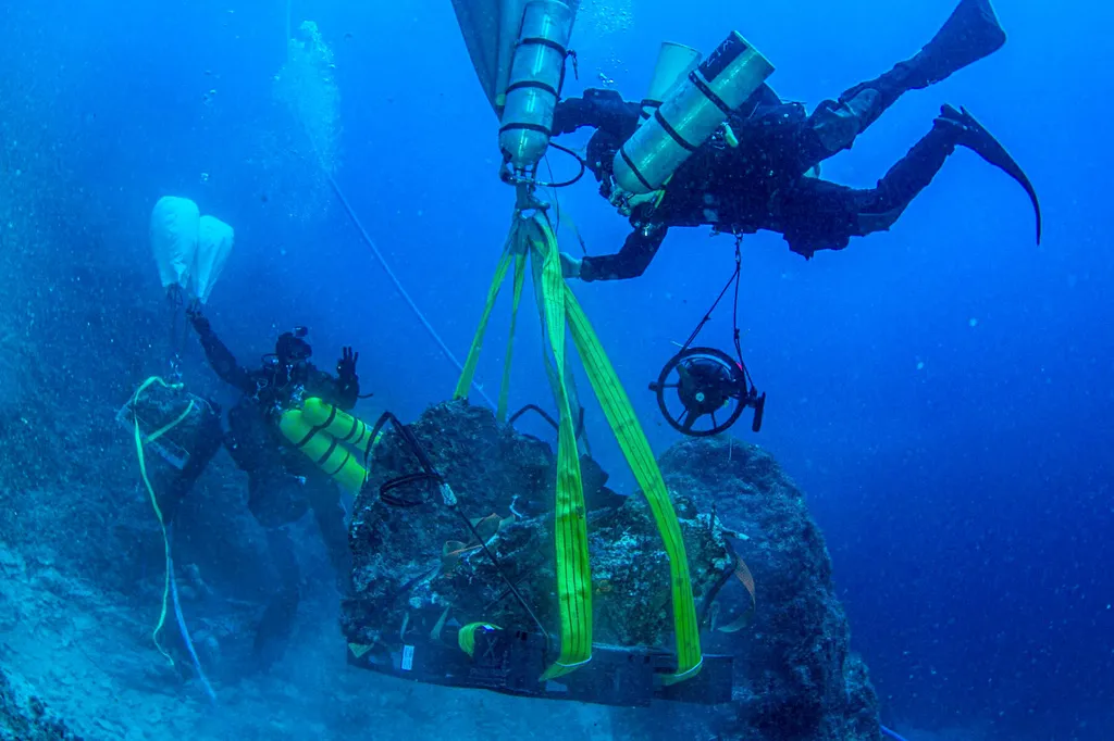Cabeça de Hércules sendo içada à superfícies por mergulhadores do projeto (Imagem: Nikos Giannoulakis/S.S.A.G./H.M.C.S.)