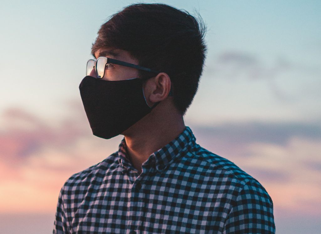 Uso de máscara continua obrigatório na capital de SP até dezembro (Imagem: Long Truong/unsplash)