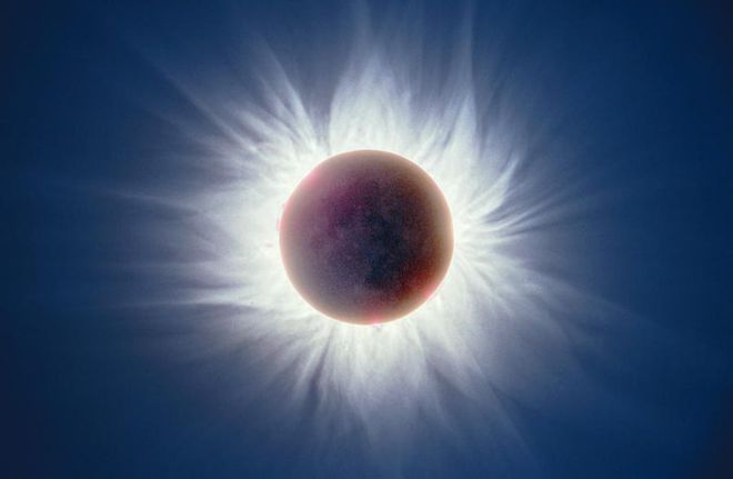 Imagem composta de um eclipse solar de 1999 (Imagem: Reprodução/Fred Espenak)