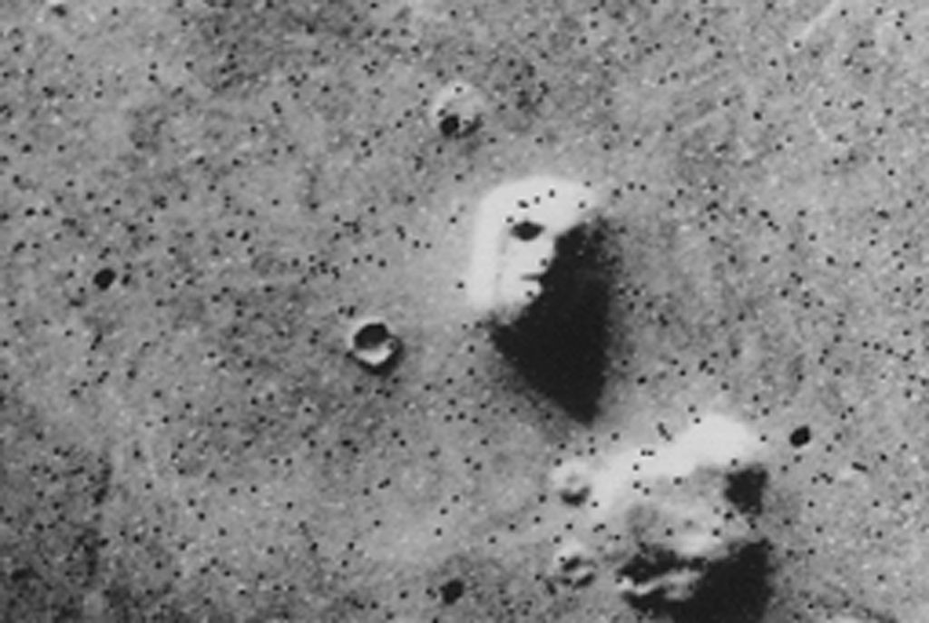 Famoso exemplo de pareidolia envolvendo Marte: esta foto tirada em 1976 pela Vikiing 1, da NASA, mostra uma formação rochosa na superfície marciana que lembra um rosto humano, graças às sombras projetadas que acabam dando a ilusão de que a rocha teria olhos, nariz e boca (Foto: NASA)