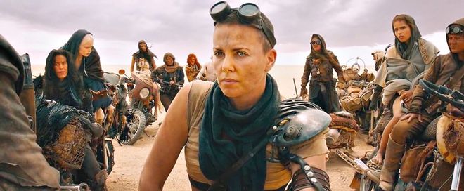 Charlize Theron como Furiosa em Mad Max: Estrada da Fúria (Imagem: Reprodução/Warner Bros.)