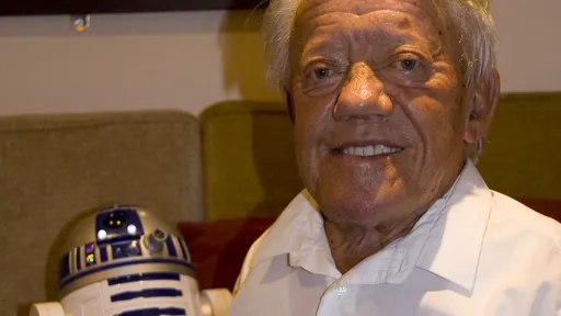 Kenny Baker, o eterno R2-D2, morre aos 81 anos