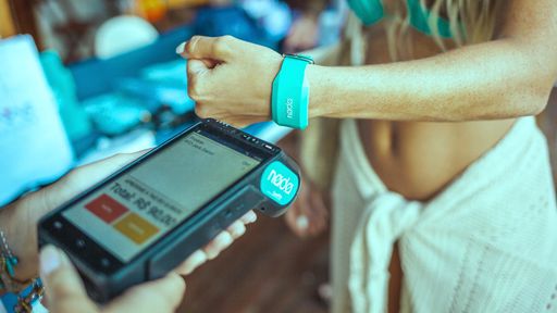 Visa lança pulseira de pagamento por aproximação em Fernando de Noronha