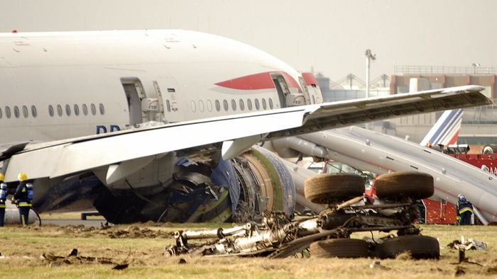 Pouso de emergência: por que a ordem para evacuar um avião não é automática?