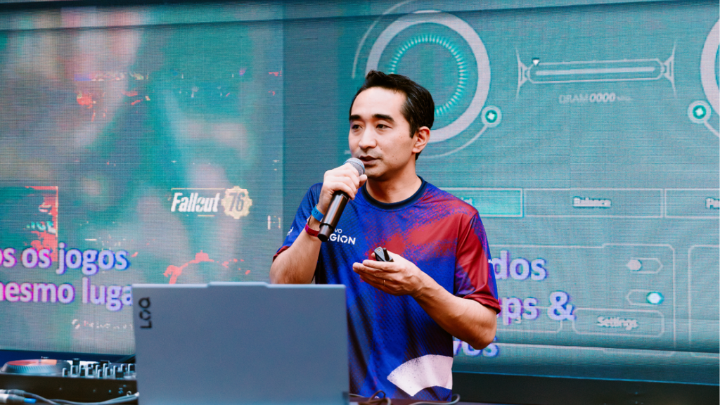 Luiz Sakuma em apresentação no estande da Lenovo na gamescom latam 2025