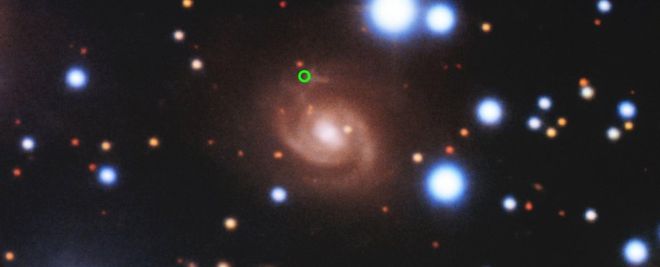 Uma das FRBs foi rastreada até sua origem na periferia da pequena galáxia SDSS J015800.28+654253.0I (Imagem: Reprodução/Observatório Gemini/AURA)