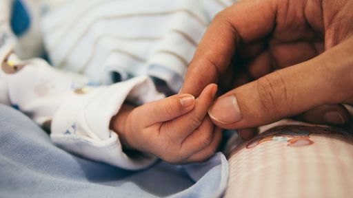 Vacina contra COVID-19 não aumenta risco de aborto, diz Reino Unido