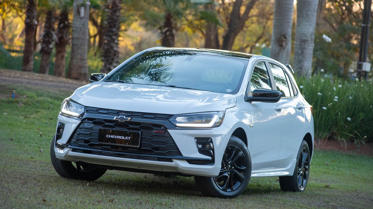Chevrolet joga no chão preços do Onix 2026 para enfrentar Volkswagen Polo Track