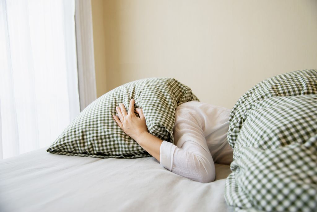 Um remedinho pode ajudar a pegar no sono, mas também pode ser difícil se desapegar dele (Imagem: jcomp/Freepik)