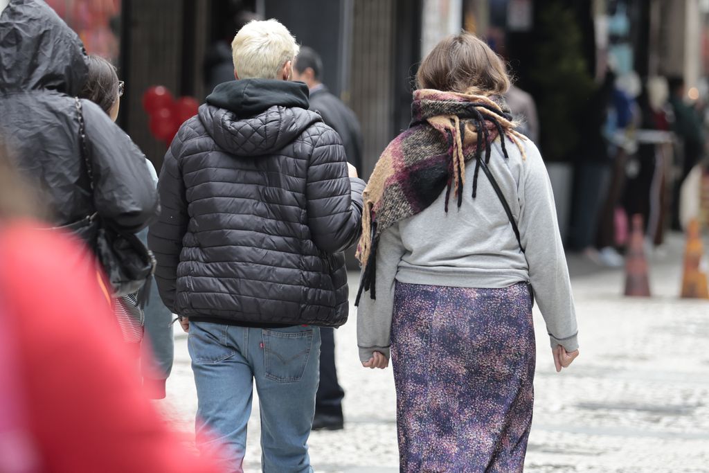 Pessoas andando agasalhadas