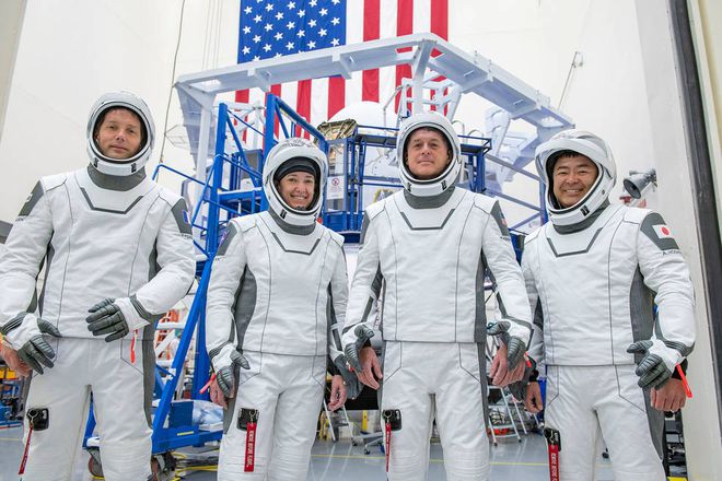 Da esquerda para a direito, temos Thomas Pesquet (ESA), Megan McArthur (NASA), Shane Kimbrough (NASA) e Akihiko Hoshide (JAXA) (Imagem: Reprodução/SpaceX)