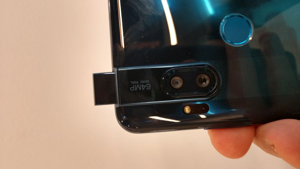 Detalhamento das câmeras do Moto One Hyper: sensor duplo traseiro conta com lente primária e grande angular de 64+8 megapixels, enquanto a popup frontal traz 32 megapixels (Foto: Rafael Arbulu/Canaltech)