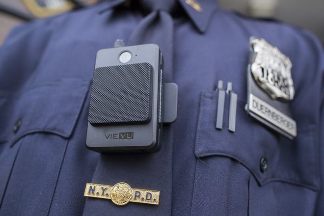 As câmeras acopladas aos uniformes dos policiais nos EUA vieram no intuito de trazer transparência,