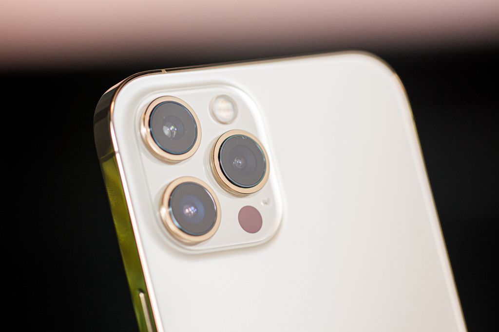 Câmera tripla na traseira do iPhone 12 Pro (Imagem: Ivo/Canaltech)