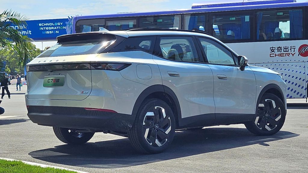 Omoda C7 visto por trás