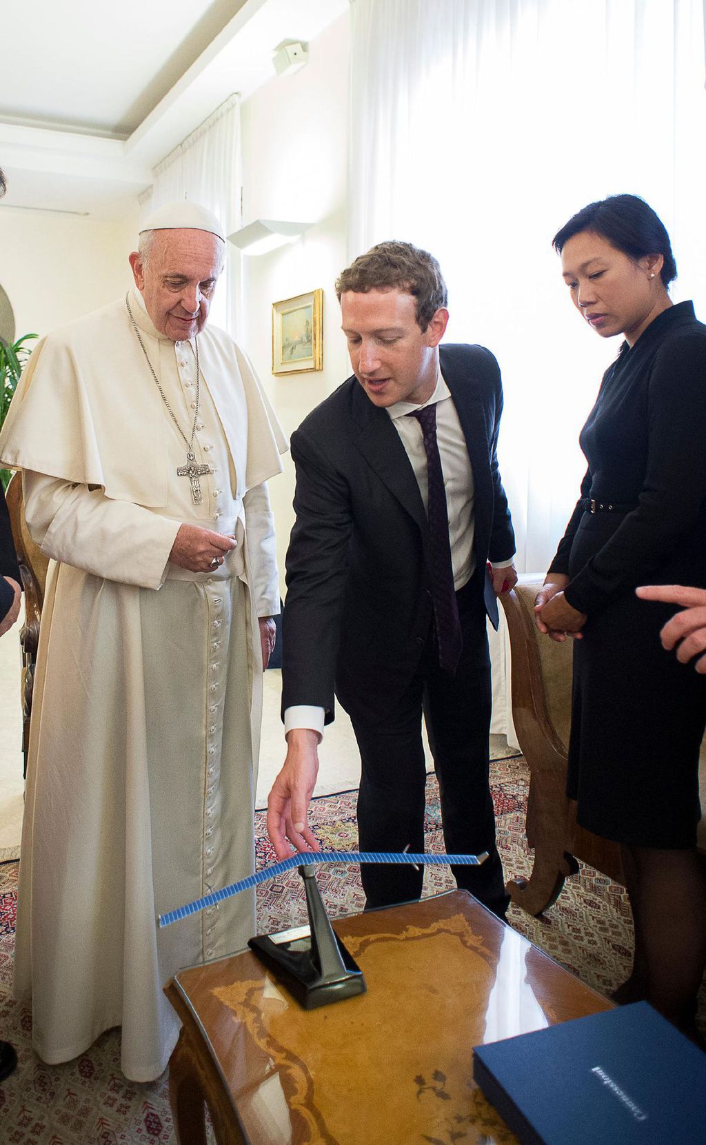 Mark Zuckerberg e Papa Francisco Mark Zuckerberg e Papa Francisco