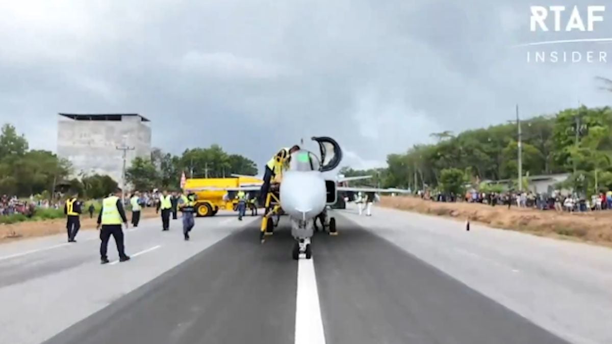 Simulação faz caças de combate pousarem em plena rodovia; assista