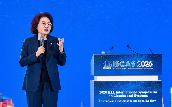 Presidente da divisão de semicondutores da Huawei, He Tingbo, anuncia arquitetura Lei Tau (Imagem: Divulgação/Huawei)