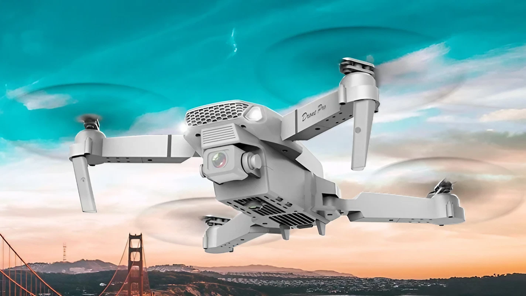 Leve e compacto, o drone E88 Pro tem asas dobráveis, até 10 minutos de voo e app dedicado para controle de rota e outras configurações (Imagem: Reprodução/AliExpress)