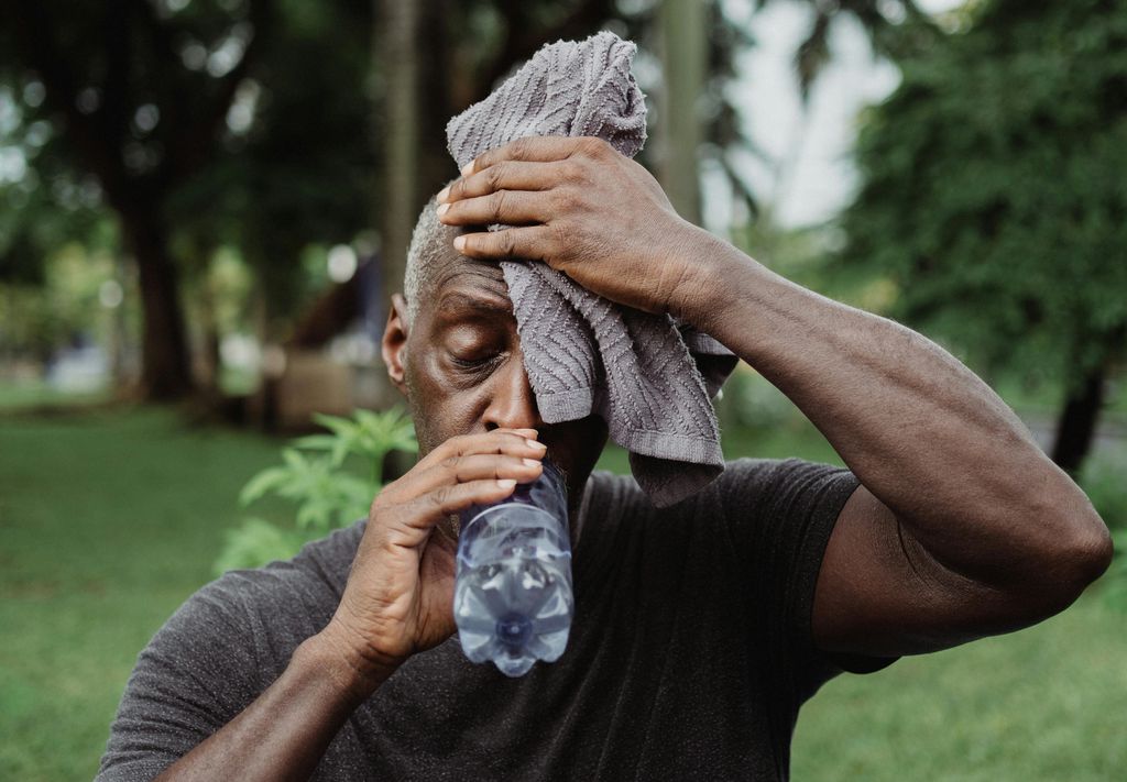 Com o calor e a baixa umidade, recomenda-se hidratação constante e evitar realizar qualquer exercício físico fora de casa nos horários mais quentes do dia (Imagem: Ketut Subiyanto/Pexels)